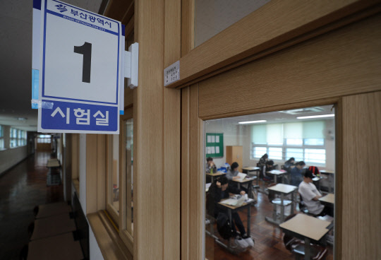2018년도 지방직 공무원 9급 임용 필기시험이 치러진 19일 오전 부산 수영중학교에서 응시생들이 시험 준비를 하고 있다. 올해 선발 인원은 1만 4천811명으로 지난해 1만 313명보다 4천496명이 늘었다. 평균 경쟁률은 14.2대 1이다. 지역별 경쟁률은 대구 26.5대 1, 부산 22.9대 1, 대전 21.2대 1 순으로 높았다.